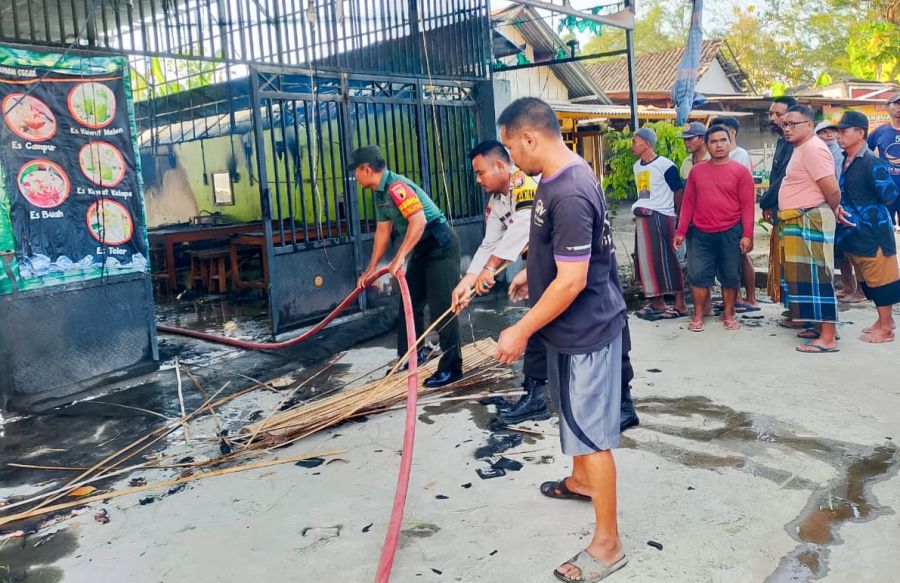 Babinsa Kalitidu Kodim 0813 Bojonegoro Bantu Padamkan Kebakaran Rumah Warga Mlaten