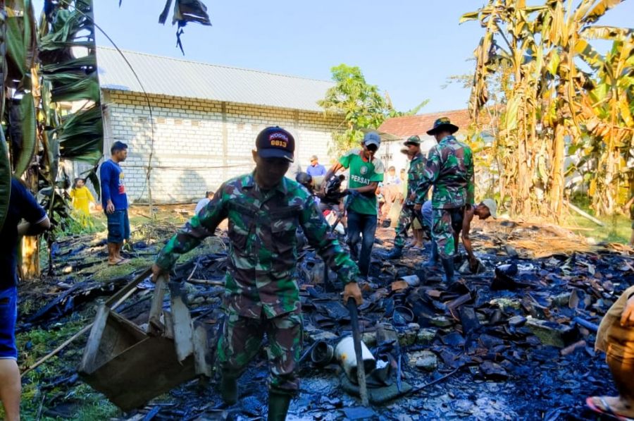 Babinsa Kanor Kodim 0813 Bojonegoro Bersama Warga Bungur Karya Bakti Bersihkan Puing Sisa Kebakaran