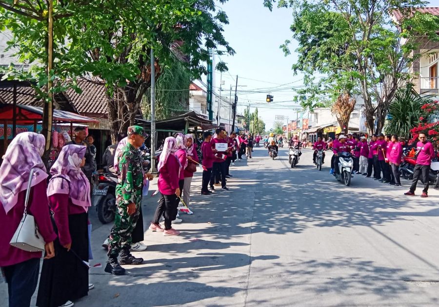 Babinsa Kedungadem Kodim 0813 Bojonegoro Laksanakan Pengamanan Kirab Pemilu
