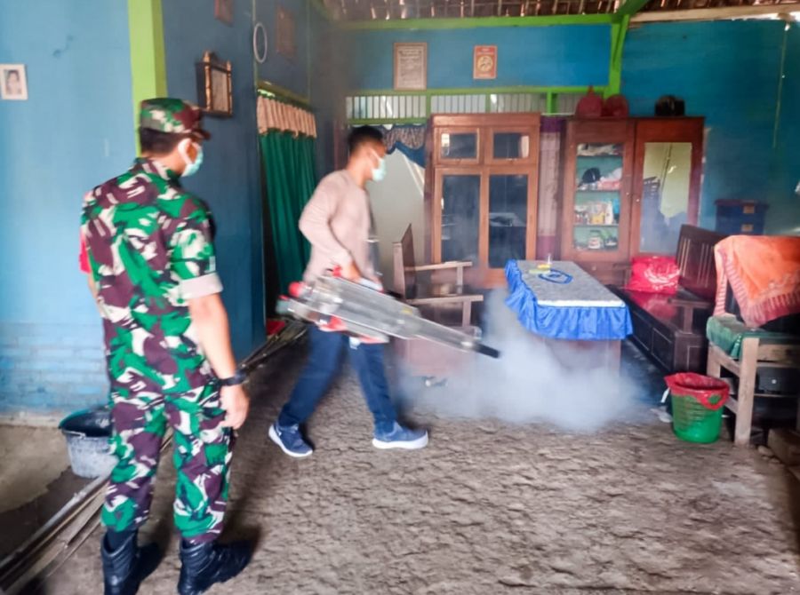Babinsa Kedungadem Kodim Bojonegoro Bantu Petugas Kesehatan Laksanakan Fogging