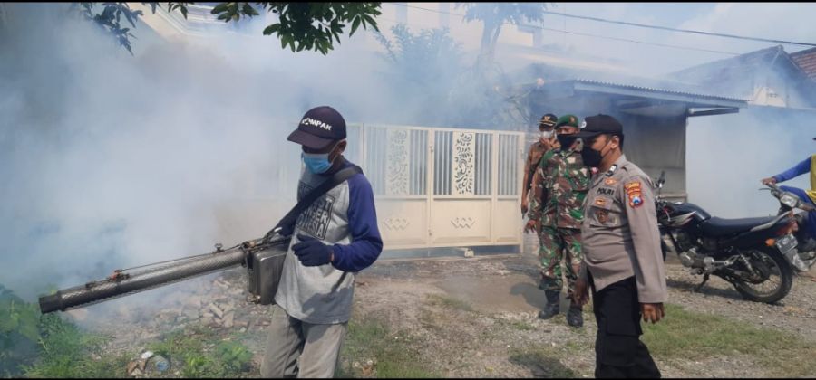 Babinsa Kedungsuko Adakan Fogging Pasca Musim Penghujan, Cegah Warga dari Demam Berdarah