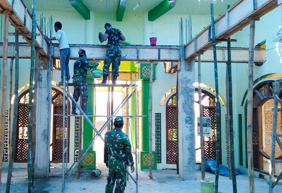 Babinsa Kepohbaru Kodim 0813 Bojonegoro dan Warga Bayemgede Bantu Pengecoran Masjid