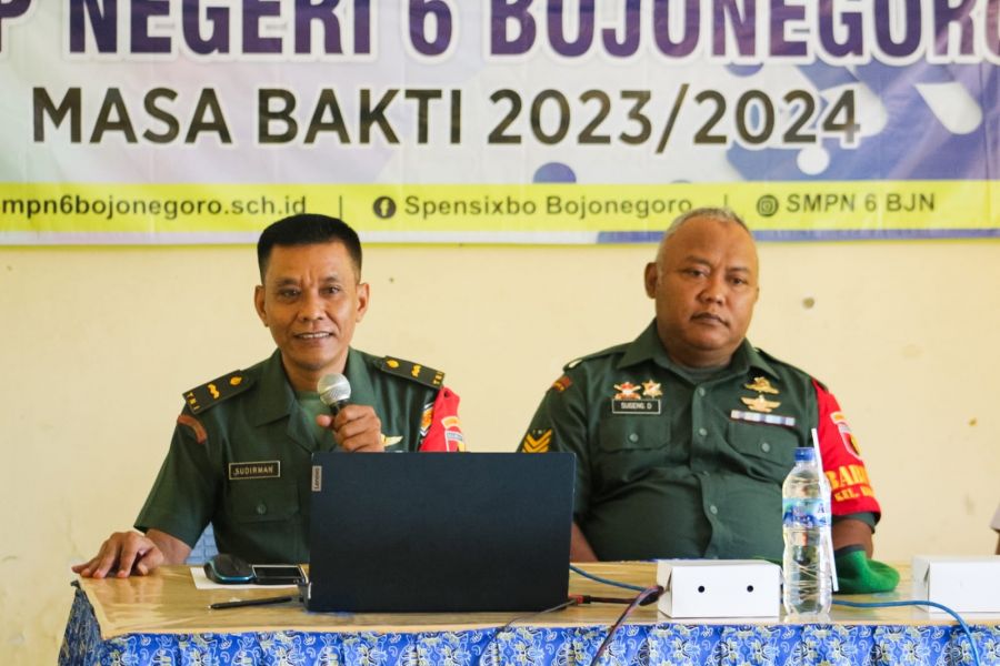 Babinsa Kodim 0813 Bojonegoro Bekali Pengurus OSIS SMPN 6 dengan Wasbang dan Bela Negara