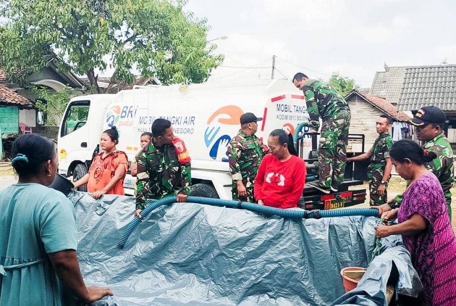 Babinsa Kodim 0813 Bojonegoro Distribusikan 75 Ribu Liter Air Bersih untuk Warga di Sugihwaras