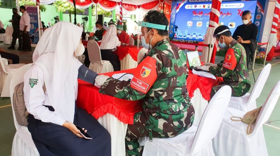 Babinsa Kodim Bojonegoro Lakukan Pendampingan Vaksinasi Serentak di 36 Puskesmas