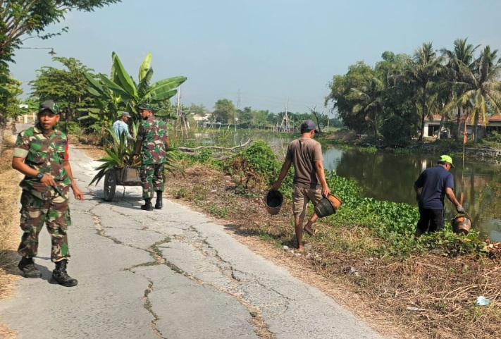 Babinsa Koramil 0812/ 22 Glagah ajak Masyarakat Peduli Lingkungan dengan Tanam Pohon Kelapa
