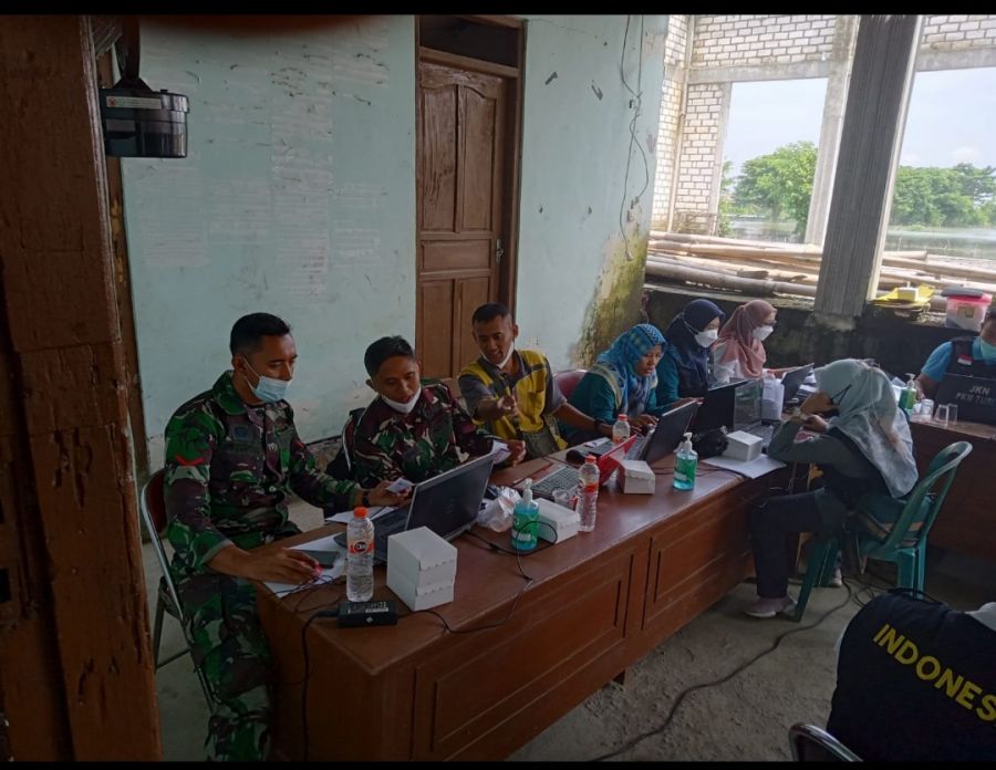 Babinsa Koramil 0812/03 Dampingi Pelaksanaan Vaksinasi di Wilayah Binaannya