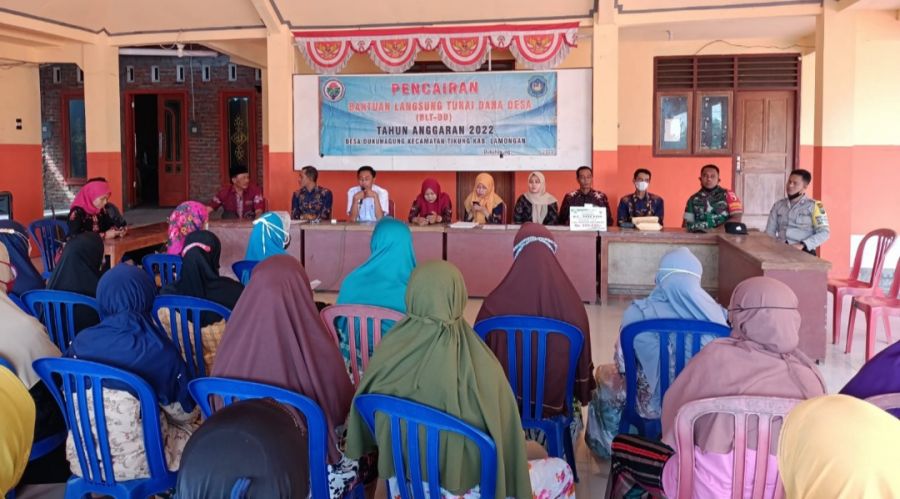 Babinsa Koramil 0812/04 Tikung Dampingi Penyaluran BLT DD