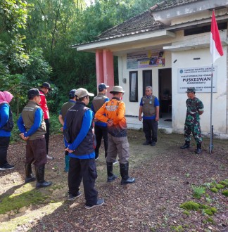 Babinsa Koramil 0812/05 Kembang bahu Dampingi Vaksinasi MPK