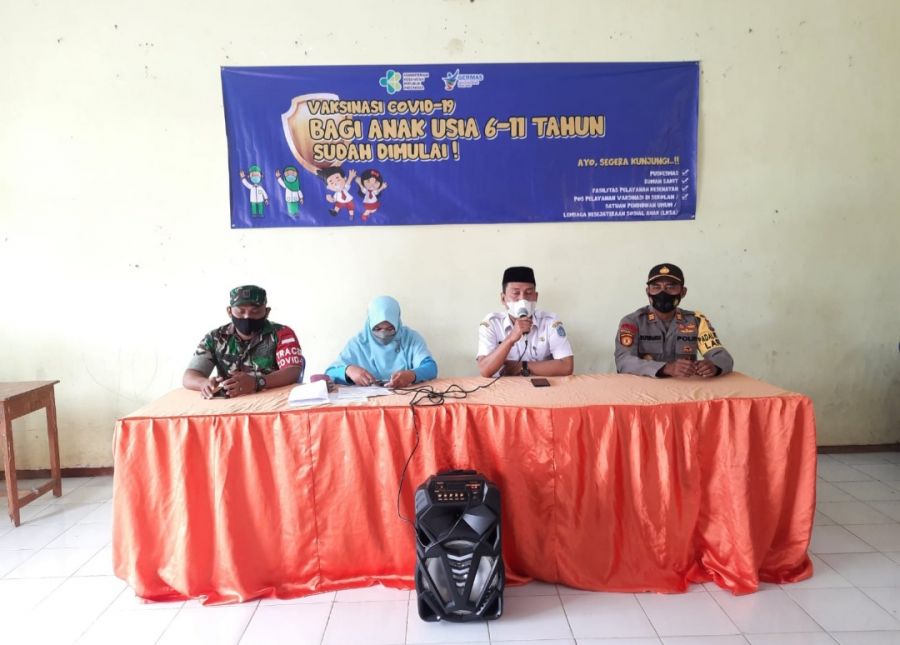 Babinsa Koramil 0812/19 Laren Monitoring Launching Serbuan Vaksinasi Usia 6-11 Tahun