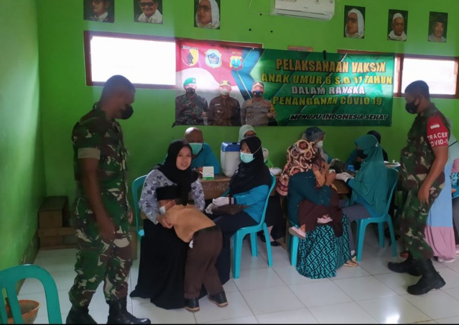 Babinsa Koramil 0812/23 Solokuro Kawal Vaksinasi Anak Usia 6-11 Tahun