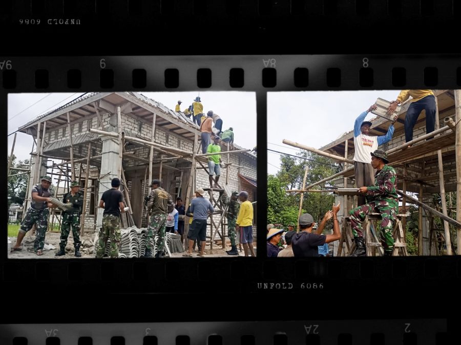 Babinsa Koramil Bubulan kodim 0813 Bojonegoro Bantu Warga Ngorogunung Pasang Genteng Rumah