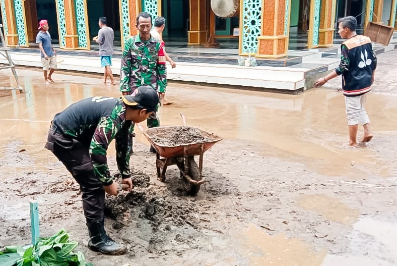 Babinsa Koramil Dander Kodim 0813 Bojonegoro Bantu Bersihkan Lumpur Akibat Banjir Bandang