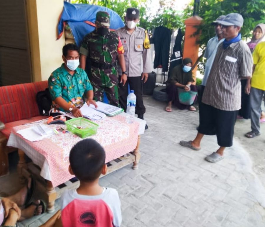 Babinsa Koramil Kalitidu Bojonegoro Lakukan Pendampingan Penyaluran Bantuan Sosial Pangan