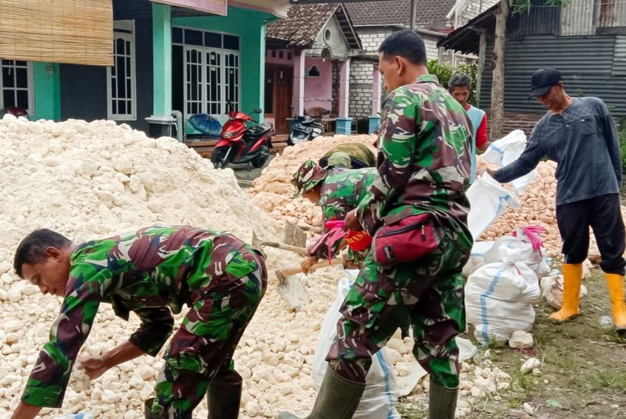 Babinsa Koramil Kanor Bojonegoro bersama Warga Pesen Karya Bakti Penebalan Tanggul Sungai Merkuris