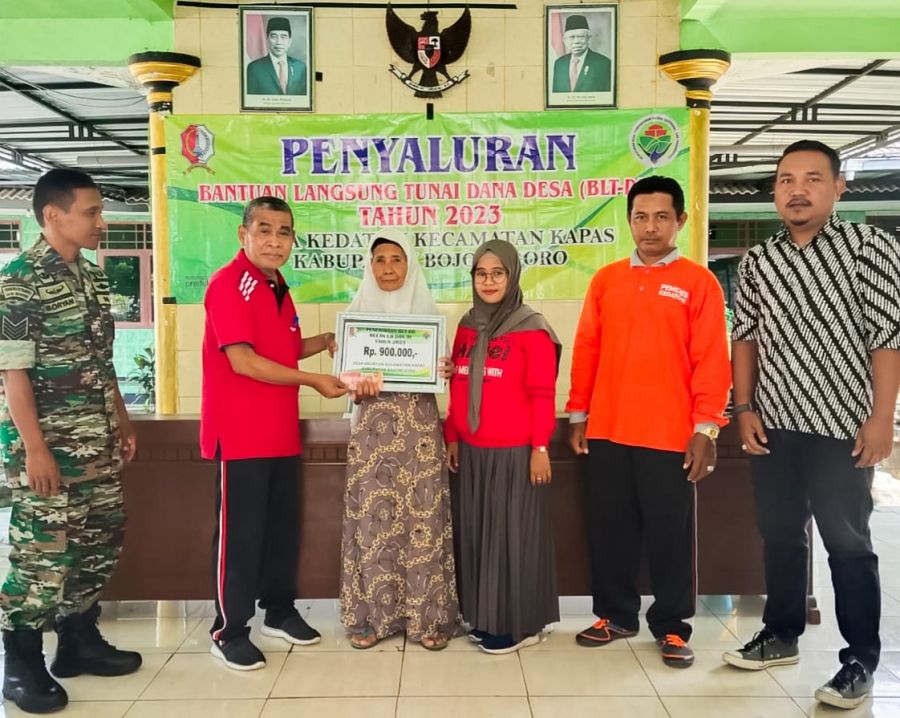 Babinsa Koramil Kapas Kodim 0813 Bojonegoro dampingi Penyaluran BLT-DD