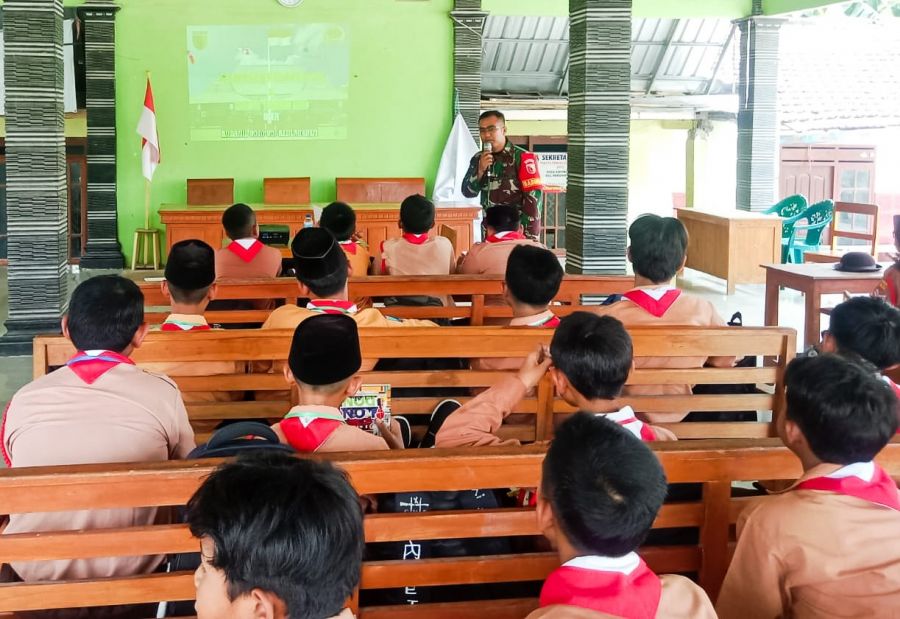 Babinsa Koramil Kedungadem Kodim 0813 Bojonegoro Latih Dasar Kepemimpinan Pelajar SMP Dirgahayu