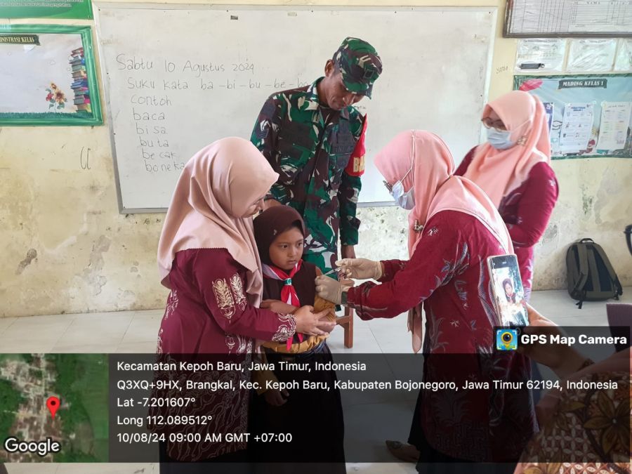Babinsa Koramil Kepohbaru Kodim 0813 Bojonegoro Dampingi Kegiatan Imunisasi Campak