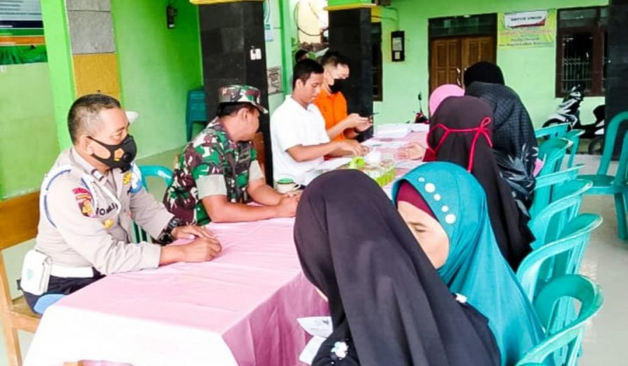 Babinsa Koramil Kepohbaru Kodim 0813 Bojonegoro laksanakan Pendampingan Giat Penyaluran BLT-BBM