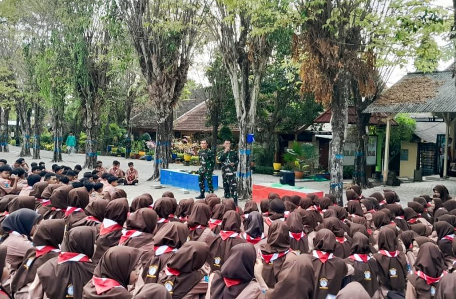 Babinsa Koramil Ngraho Kodim 0813 Bojonegoro Kenalkan Pramuka Saka Wira Kartika