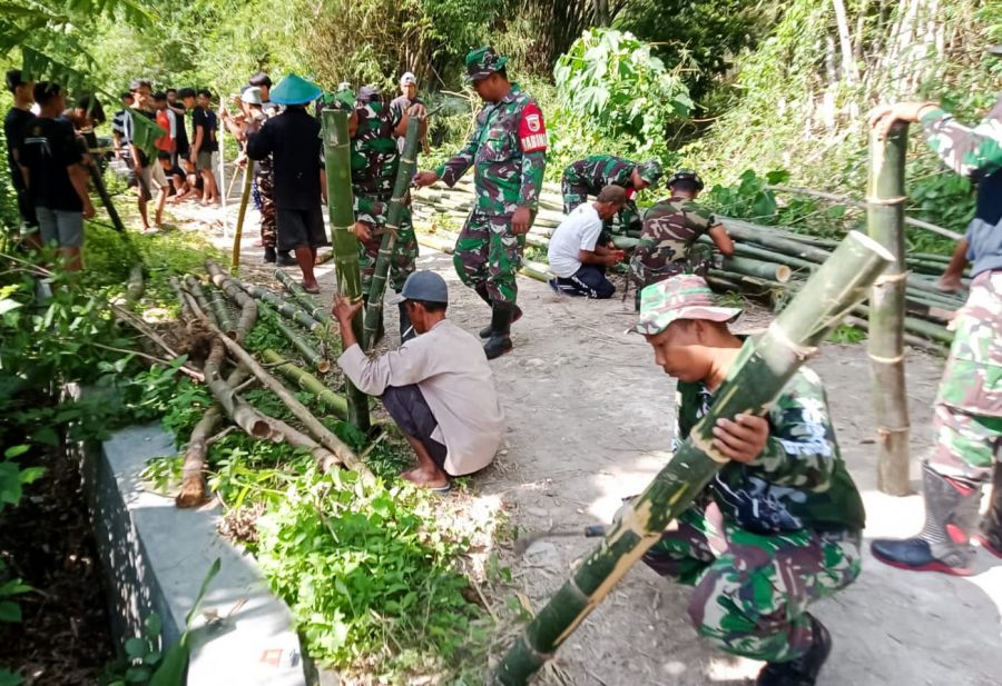 Babinsa Koramil Padangan Kodim 0813 Bojonegoro bersama Warga Ngeper Gotong Royong Buat Jembatan