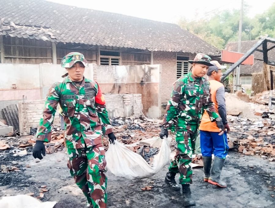Babinsa Koramil Sugihwaras Kodim 0813 Bojonegoro Bantu Bersihkan Puing-Puing Kebakaran