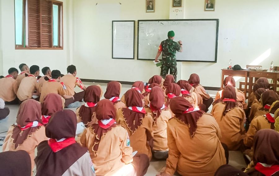 Babinsa Koramil Sumberrejo Bojonegoro, bekali Pramuka Attanwir Materi Navigasi Darat