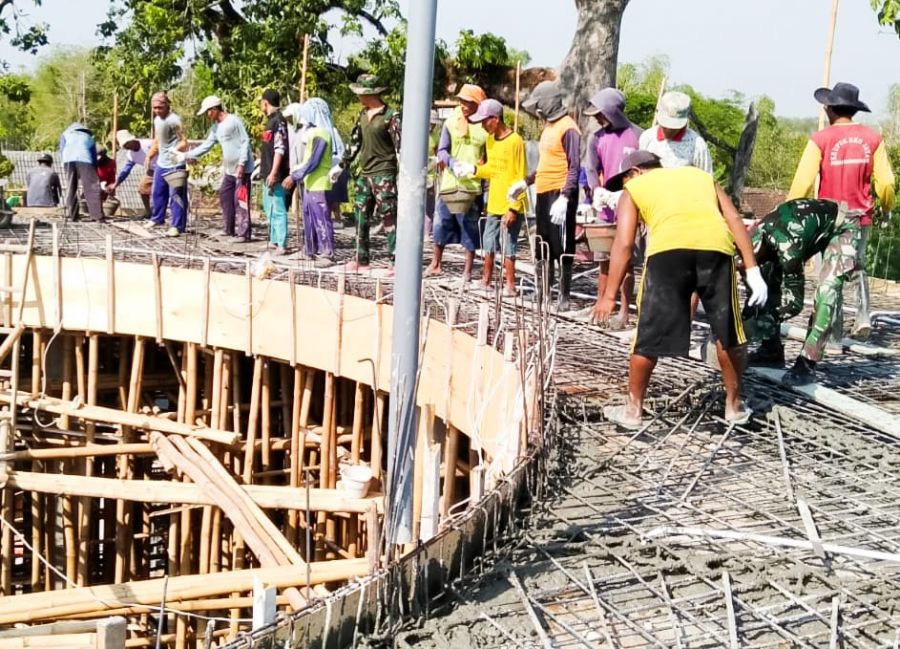Babinsa Koramil Sumberrejo Kodim 0813 Bojonegoro Bantu Pengecoran Pembangunan Masjid Desa Ngampal