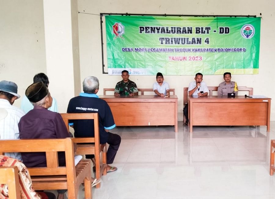 Babinsa Koramil Trucuk Bojonegoro, Dampingi Kegiatan Penyaluran BLT-DD Triwulan IV Tahun 2023