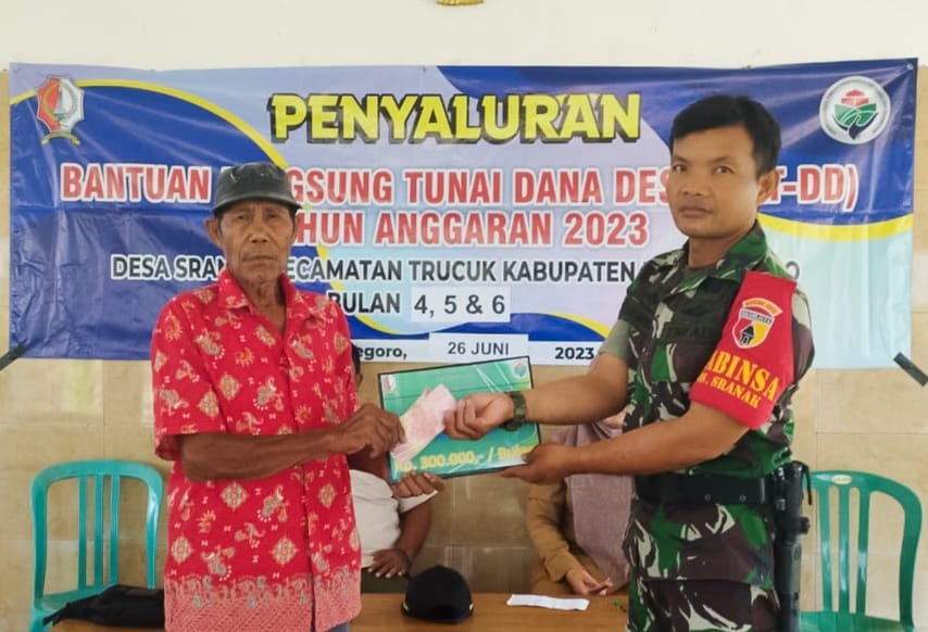 Babinsa Koramil Trucuk Kodim 0813 Bojonegoro Kawal penyaluran BLT-DD Tahap II