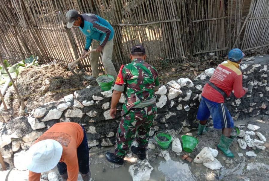 Babinsa Lawangagung Koramil 0812/13 Sugio Bantu Kerja bakti Bangun Saluran Irigasi