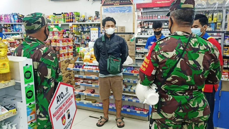 Babinsa Mojosongo Koramil 03/Mojosongo Ingatkan Patuhi Prokes dan Tertib bila ada Antrian