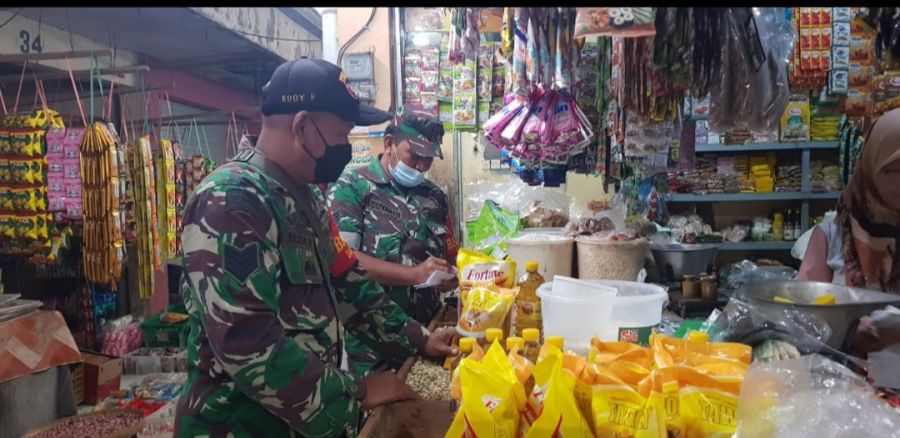 Babinsa Pantau Harga Minyak Goreng Sasar Pasar Tradisional dan Pertokoan