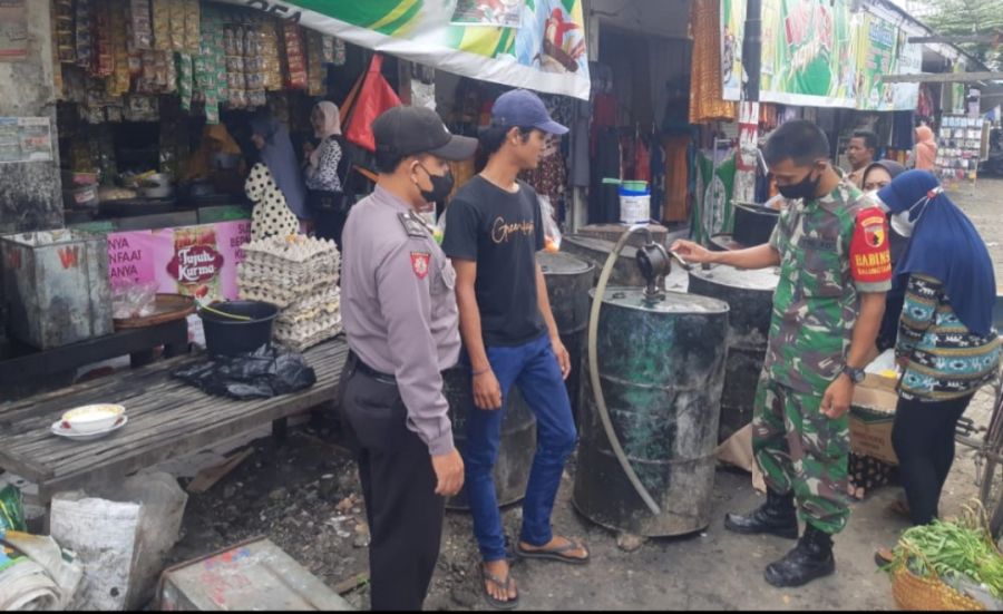 Babinsa Sukodadi Terus Pantau Harga Minyak Goreng Curah di Wilayah