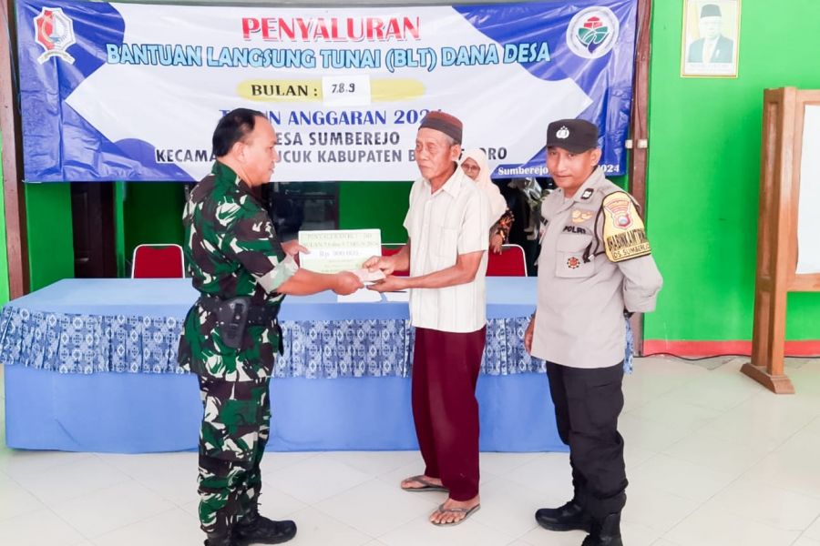 Babinsa Sumberejo Koramil Trucuk Kodim 0813 Bojonegoro Dampingi Giat Penyaluran BLT-DD