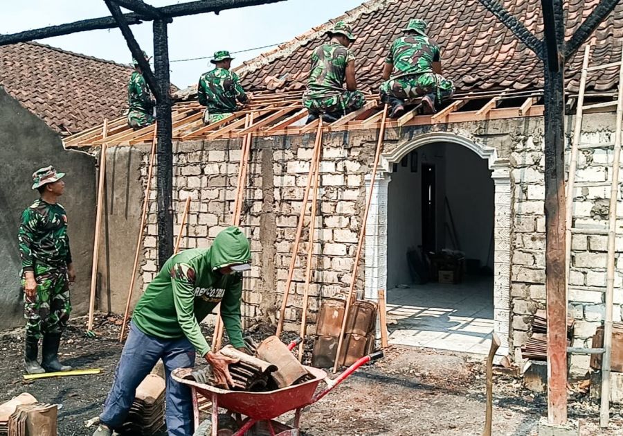 Babinsa Sumberrejo Kodim 0813 Bojonegoro Peduli Korban Musibah Kebakaran Bantu Perbaiki Rumah Warga