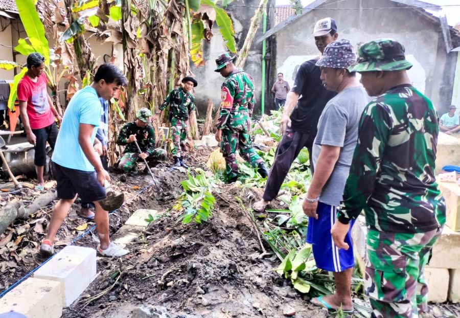 Babinsa Sumberrejo Kodim 0813 Bojonegoro Laksanakan Karya Bakti Persiapan Hari Raya Idul Adha 1444 H