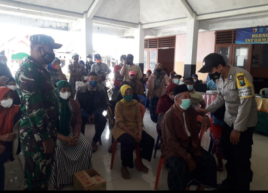 Babinsa Tikung Dampingi Pelaksanaan Vaksinasi di Wilayah Binaan
