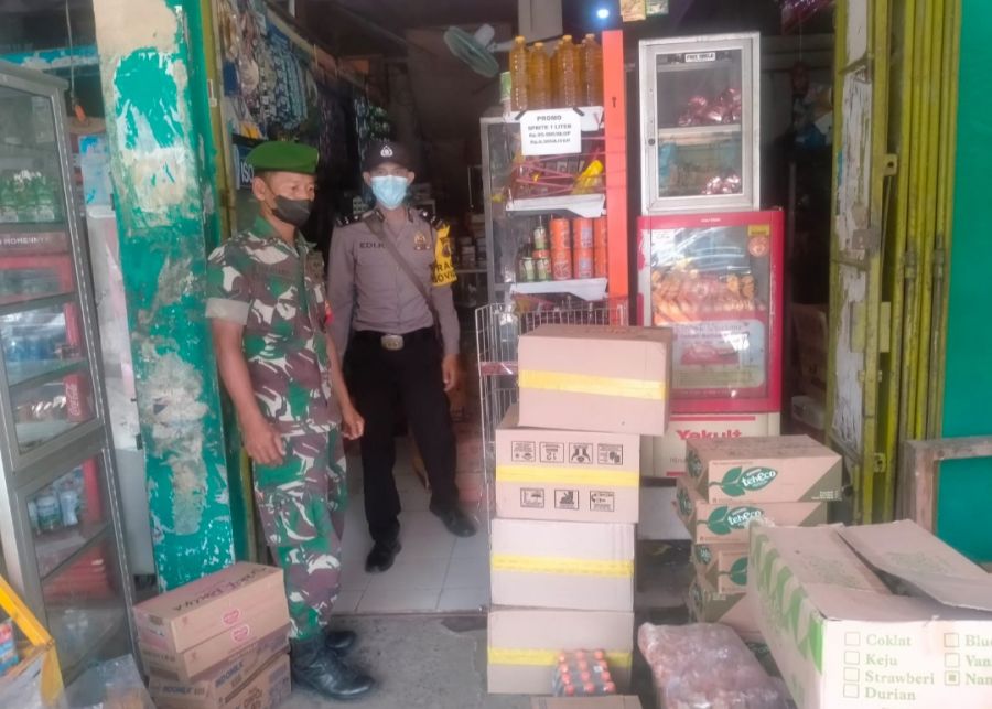 Babinsa Tikung Laksanakan Komsos dan Pengawasan Harga Minyak Goreng di Wilayah Binaan
