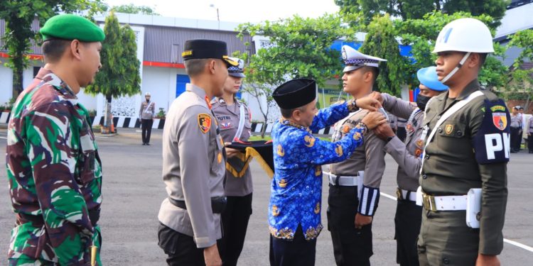 Bacakan Amanat Kapolri, Sekda Tuban Pimpin Apel Pasukan Gabungan Pengamanan Idul Fitri 1444 H