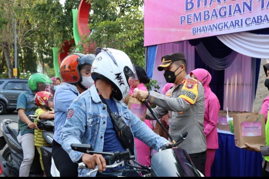 Bagikan Takjil Gratis Jelang Buka Puasa Bersama  Kapolres dan Ketua Bhayangkari Cabang Bojonegoro