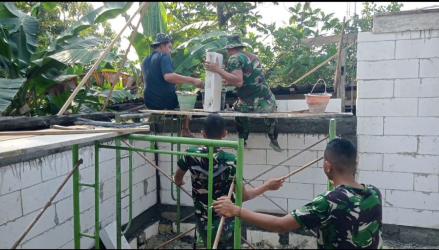Bahu Membahu dan Berbaur Jadi Satu adalah Bentuk Kedekatan Anggota Satgas TMMD ke 114 dengan Warga