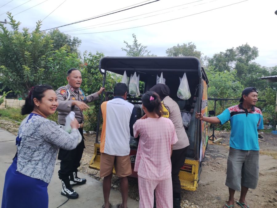 Bakti Sosial Polsek Kedungadem Polres Bojonegoro ke Warga, Bagikan Sayuran Gratis