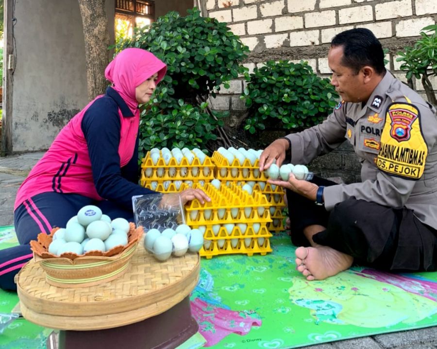 Bangkitkan UMKM, Polisi di Bojonegoro Pandai Bikin Telur Asin
