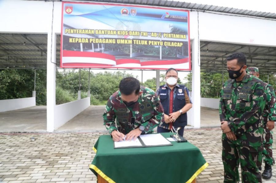 Bantu Kesulitan Masyarakat, Danrem 071/Wijayakusuma Serahkan Kios TNI AD
