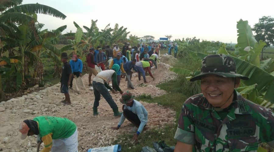 Bantu kesulitan rakyat, TNI Jajaran Kodim 0812/Lamongan Gelar Karya Bhakti  Pemerataan Jalan Desa