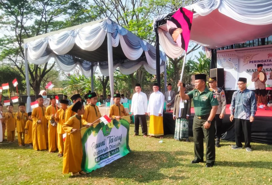 Bati Tuud Koramil Sugihwaras Kodim 0813 Bojonegoro Berangkatkan Peserta Pawai Ta'aruf Santri Madin