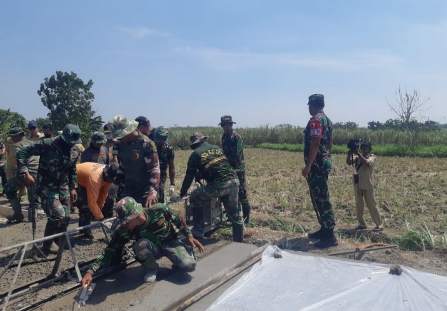 Bergelora, Semangat TNI dan Warga di Tunggunjagir