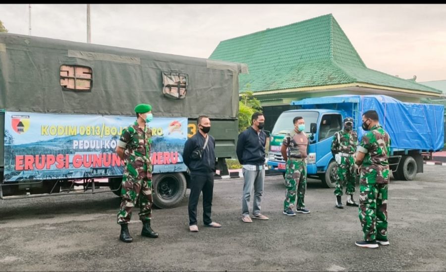 Bergerak Bersama, Kodim 0813 Bojonegoro Salurkan Bantuan Masyarakat Terdampak Erupsi Semeru