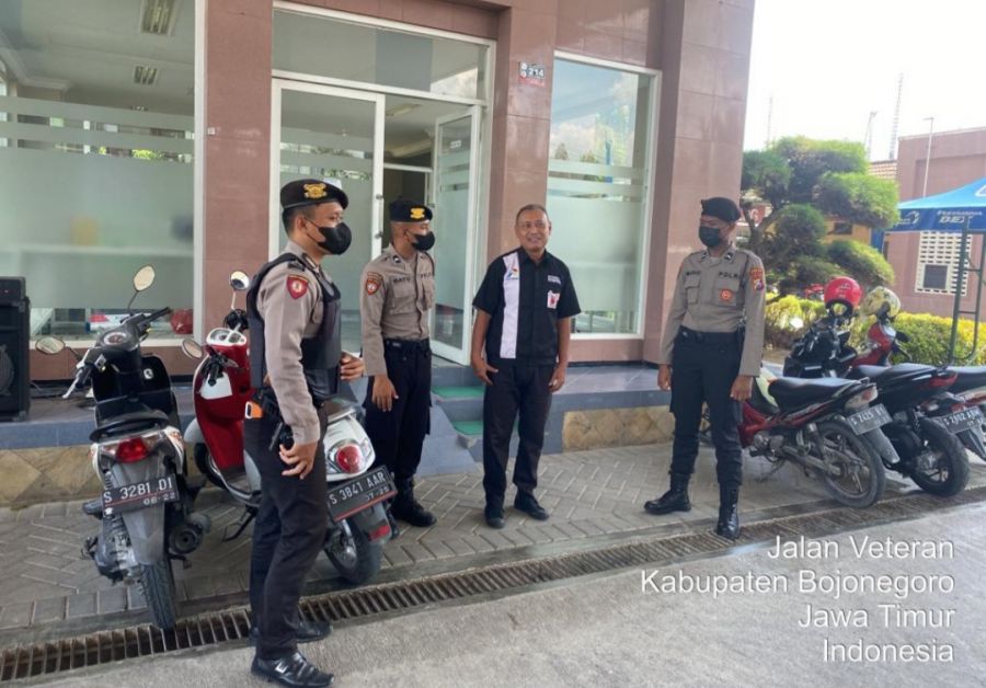 Berikan Pengamanan di SPBU, Kapolres Bojonegoro Imbau Warga Tidak Panik Dengan Kenaikan Harga BBM